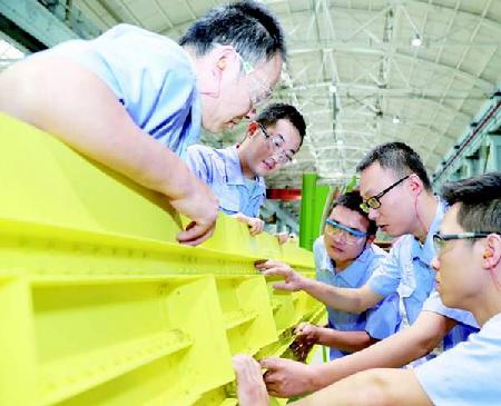 機身裝配廠生產(chǎn)現(xiàn)場。