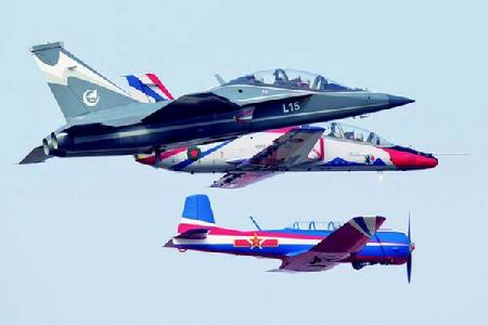 三機(jī)編隊(duì)飛行。