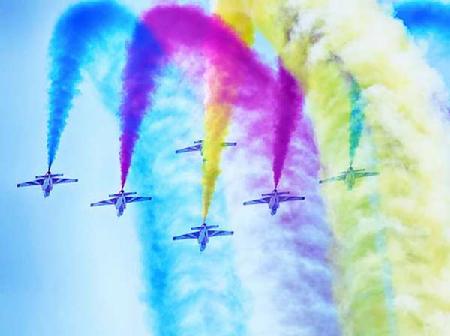 K8飛機(jī)進(jìn)行飛行表演。