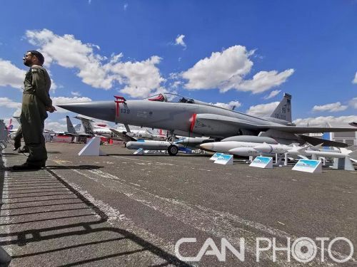 ?巴黎航展上的&ldquo;梟龍&rdquo;飛機